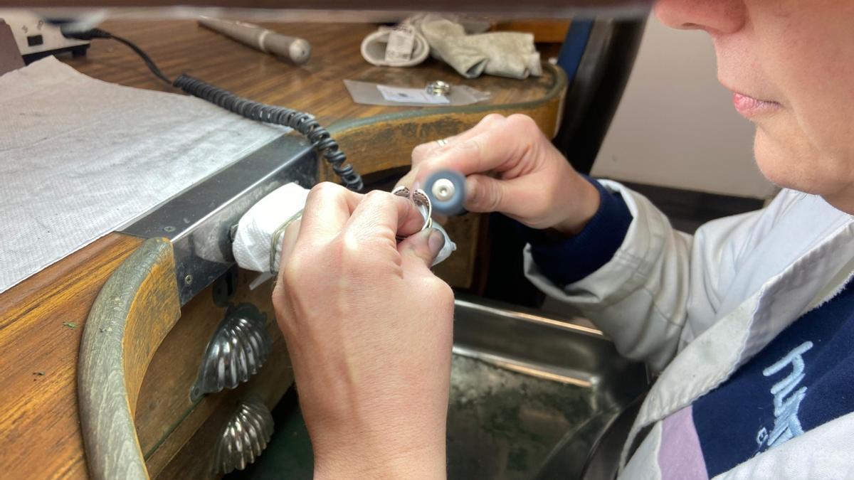 Trabajos de joyería en una empresa del Parque Joyero.