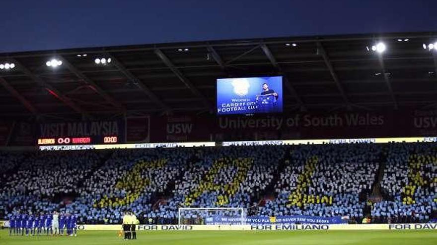 El homenaje a Sala en el estadio del Cardiff antes del partido de la Premier League frente al Bournemouth.