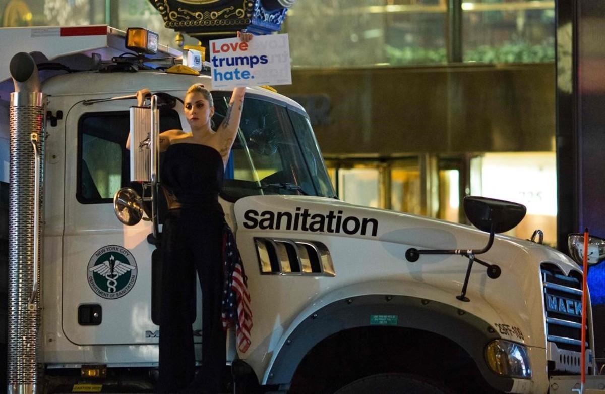 Lagy Gaga sobre un camión de las basuras, protesta frente a la Trump Tower en Nueva York, después de la medianoche.