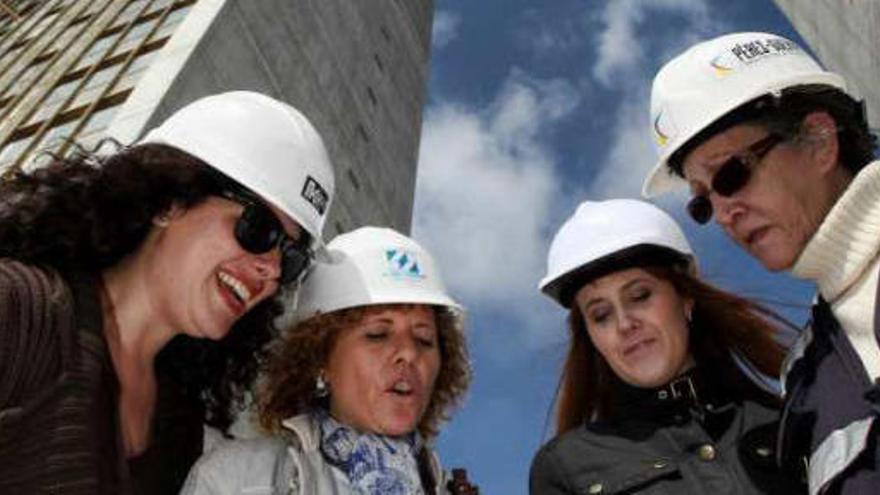 Parte de las mujeres del grupo, a los pies del que será el coloso residencial más alto de Europa.
