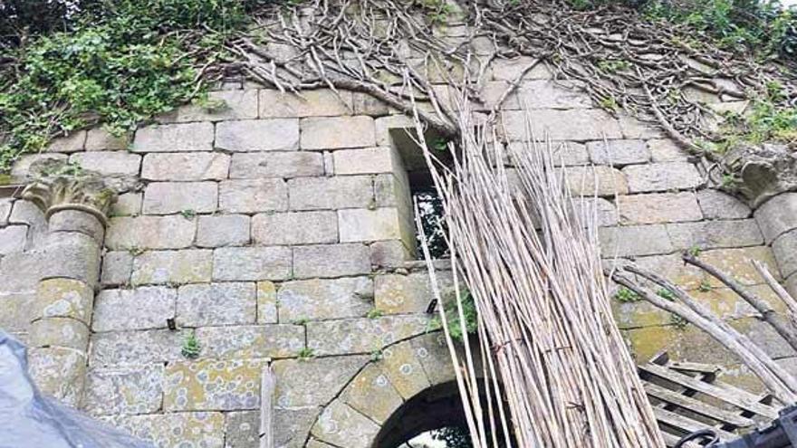 Fachada y lateral de lo que queda del Mosteiro de San Paio en Crecente.  // Anxo Gutiérrez