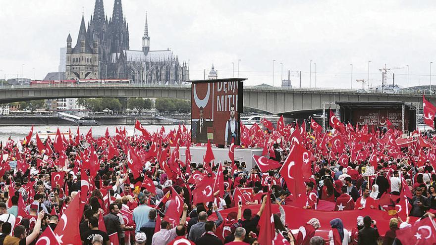 Partidarios de Erdogan, durante una concentración contra el golpe militar celebrada ayer en Colonia.