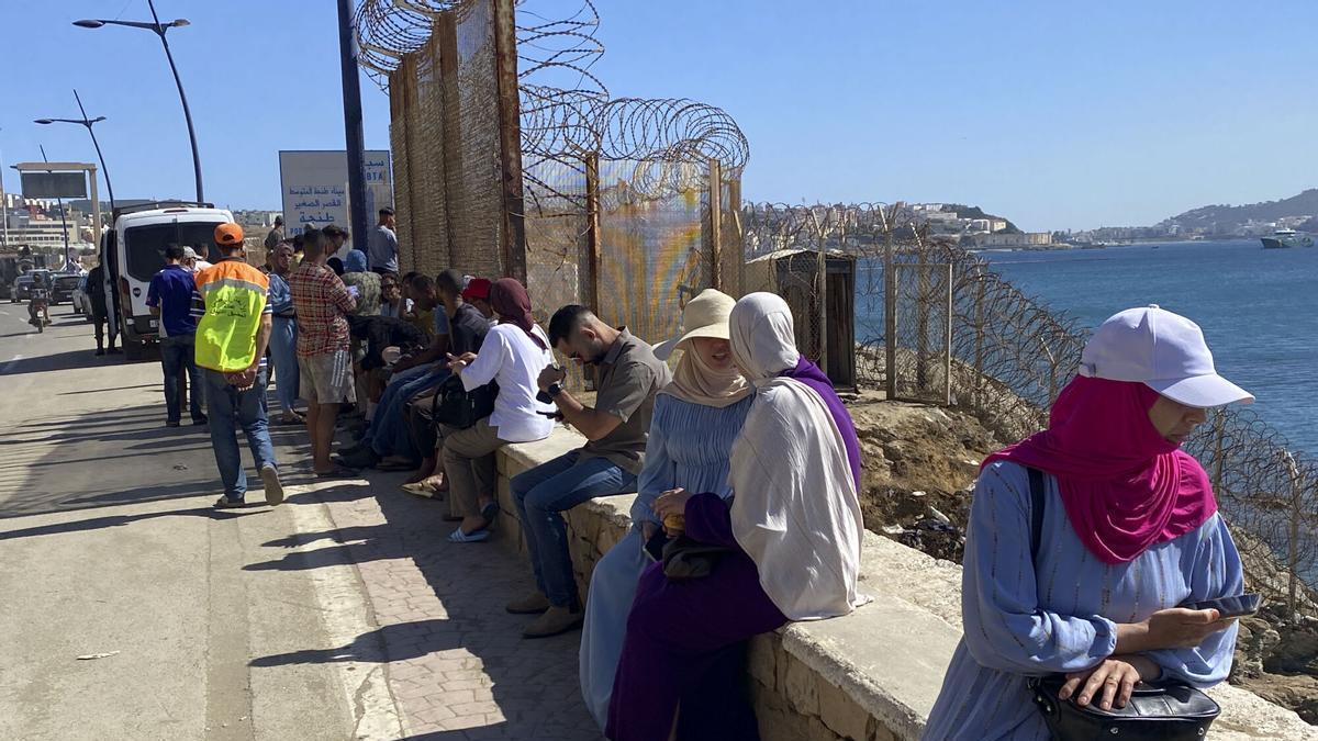 Familiares esperan este domingo la vuelta de sus hijos de Ceuta en Castillejos (Marruecos). EFE/Mohamed Siali