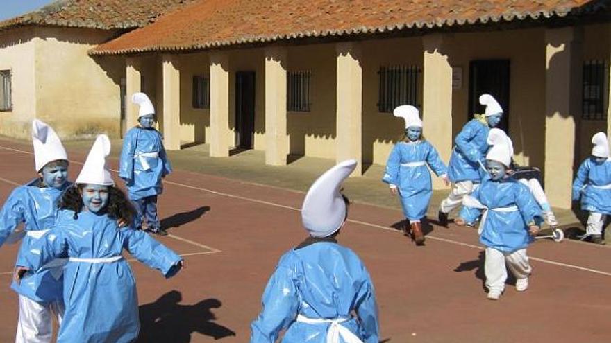 Los niños de Arrabalde disfrazados de pitufos, ayer, delante de las antiguas escuelas.