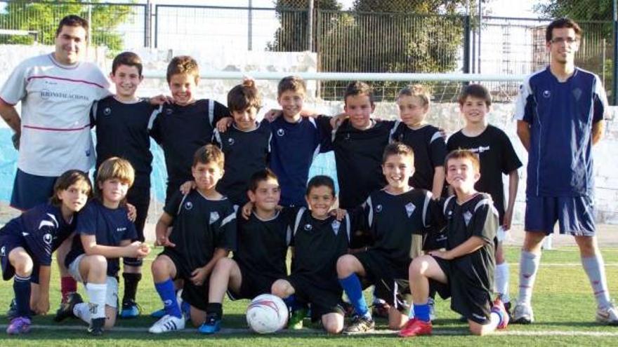 El benjamín B del Alicante con los prebenjamines del Sax Jonathan Vidal y Jorge Pérez Ortín