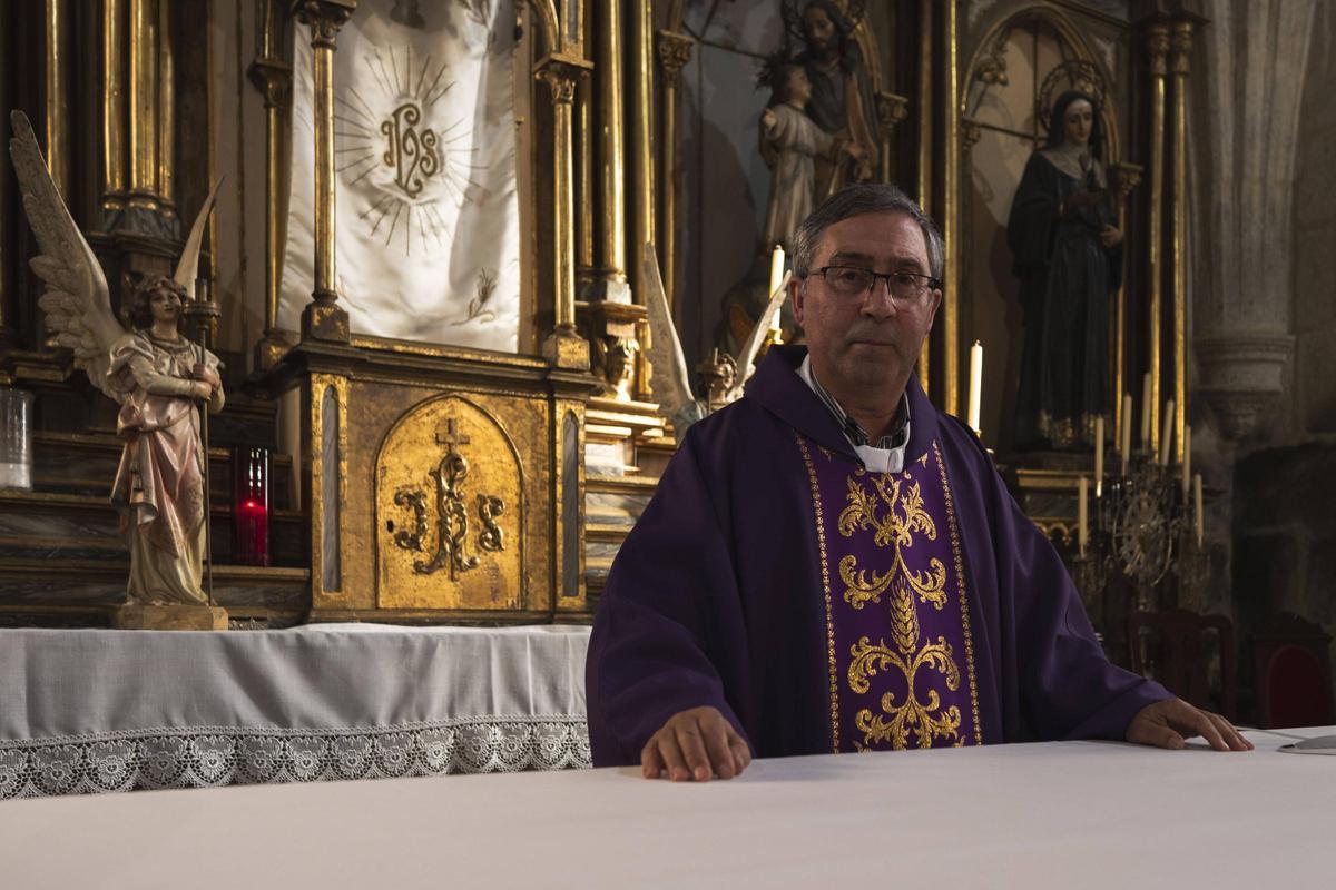 Tomás Delgado, en el altar de la iglesia de Xinzo.