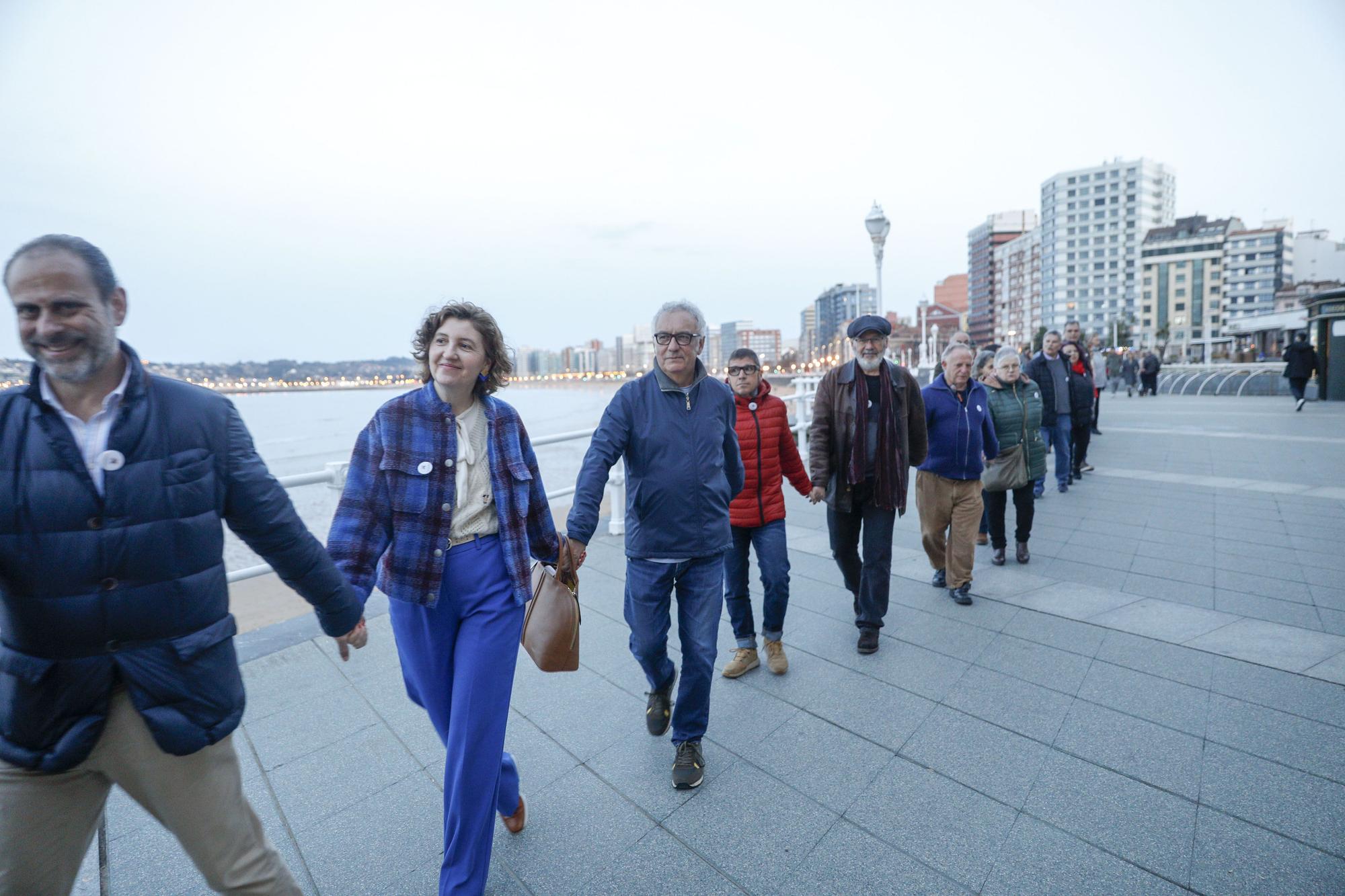 En imágenes: Así fue la cadena humana contra el racismo y la xenofobia que se organizó en Gijón