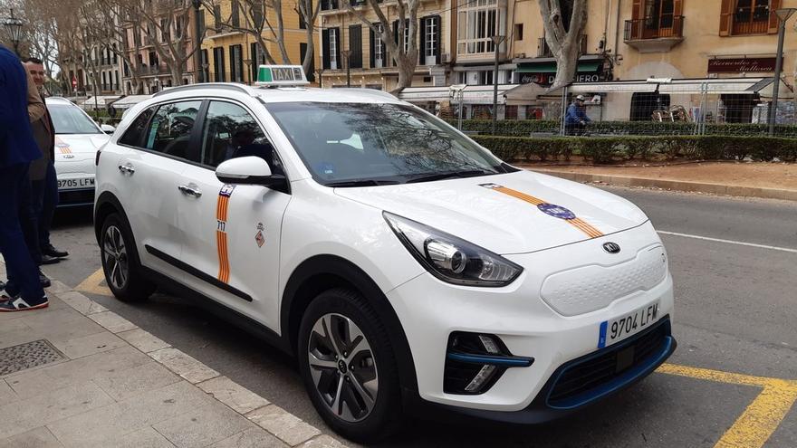 Un taxi en una parada del paseo del Born