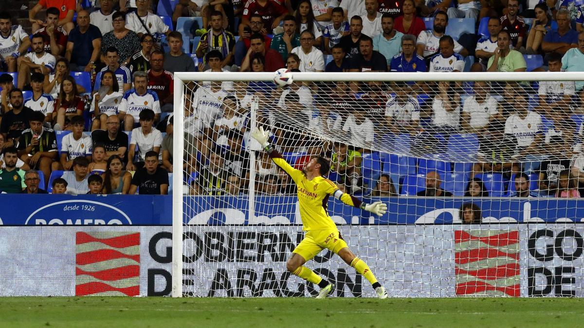 Cristian observa cómo el lanzamiento de Iván Sánchez acaba en el larguero en el partido contra el Valladolid.