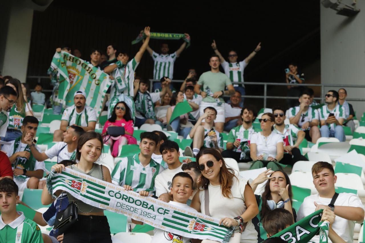 Córdoba CF-Ponferradina | Las imágenes de la afición blanquiverde en el play off de ascenso
