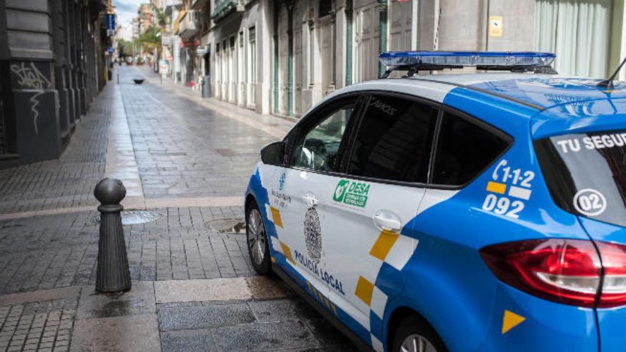 Un coche de la Policía Local en uno de los controles del estado de alarma.