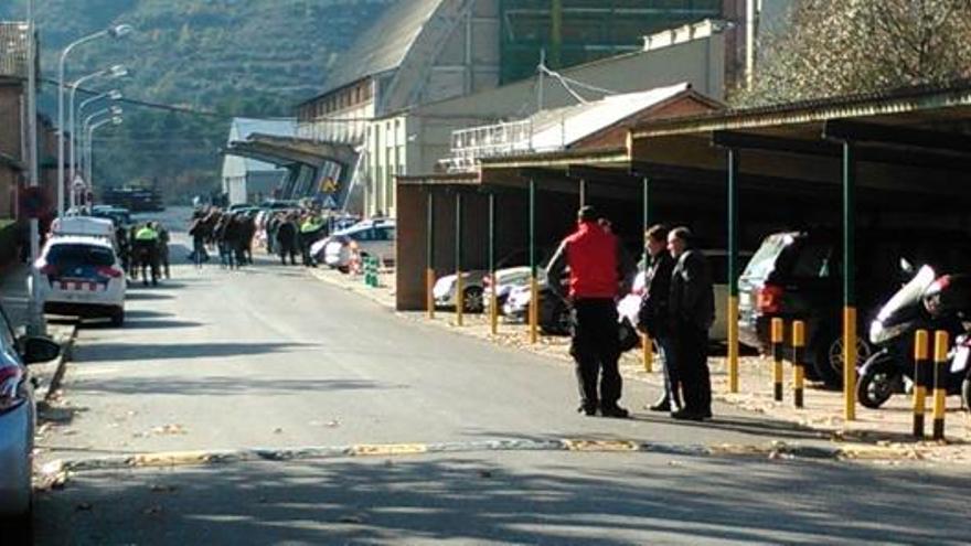 Treballadors, Mossos i Policia Local a dins de les instal·lacions de Vilafruns