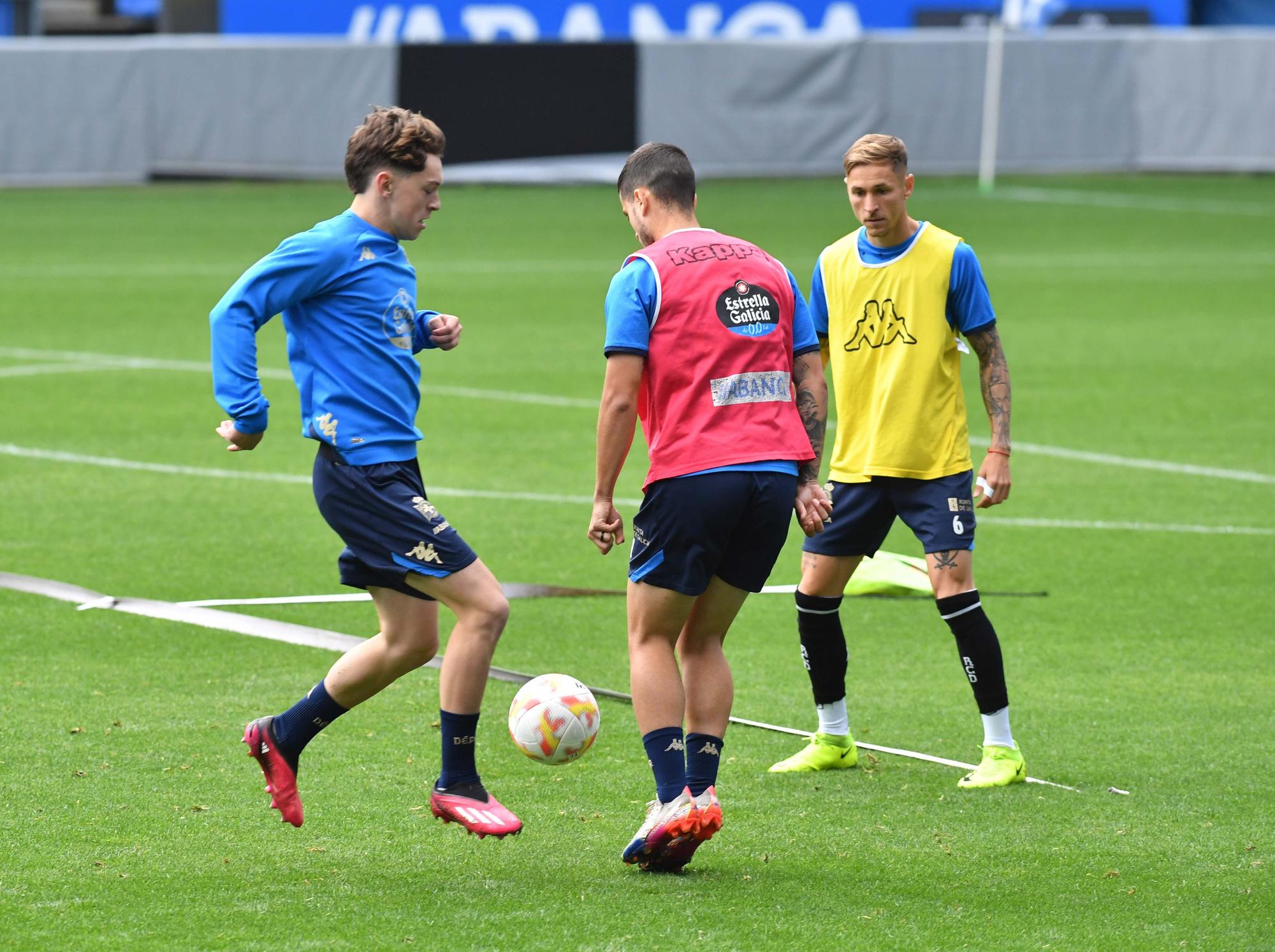 Lucas y Quiles entrenan con máscaras en Riazor