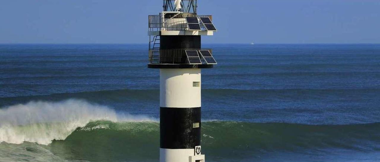 Oleaje junto al faro ribadense de Illa Pancha.