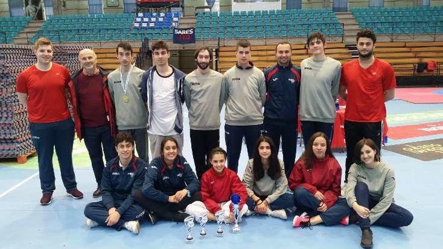 Deportistas del Sares, en el pabellón de O Gatañal. // S.Á.