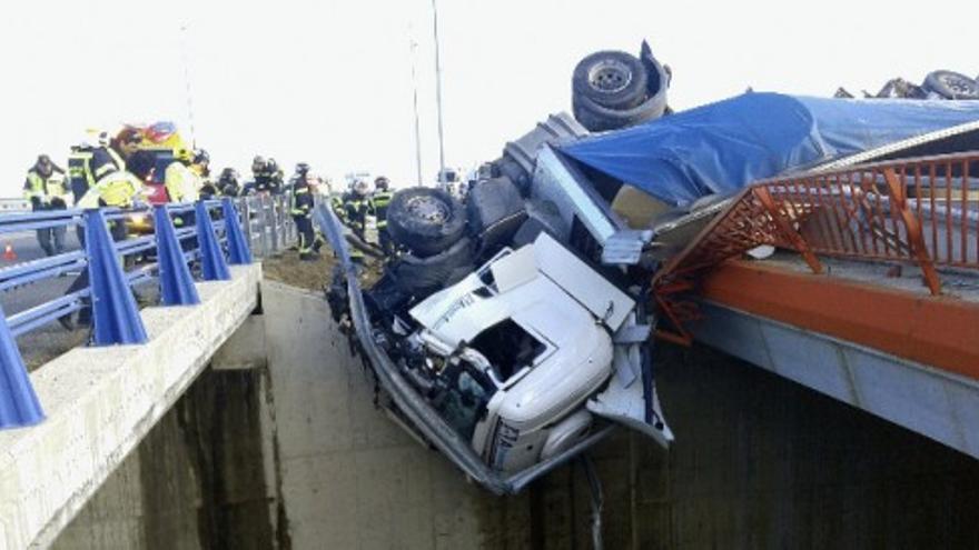 Atrapado en la cabina de su tráiler a 9 metros de altura