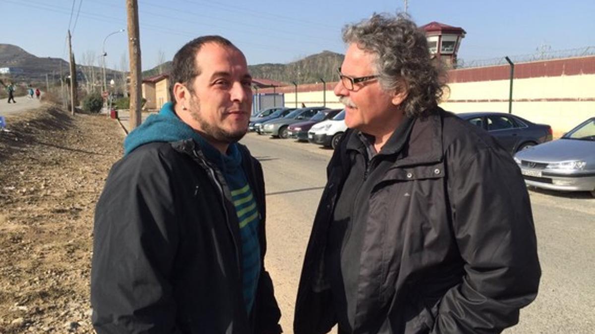 David Fernàndez y Joan Tardà, en las inmediaciones de la cárcel de Logroño, donde han visitado a Arnaldo Otegi.