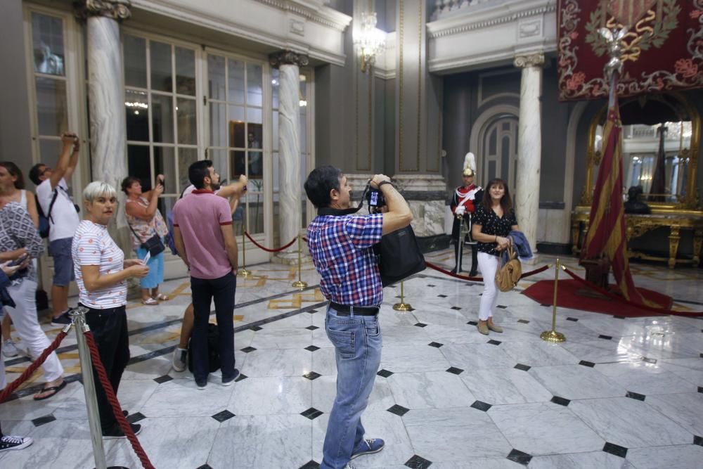 Los valencianos visitan la Real Senyera, expuesta en la sala de cristal