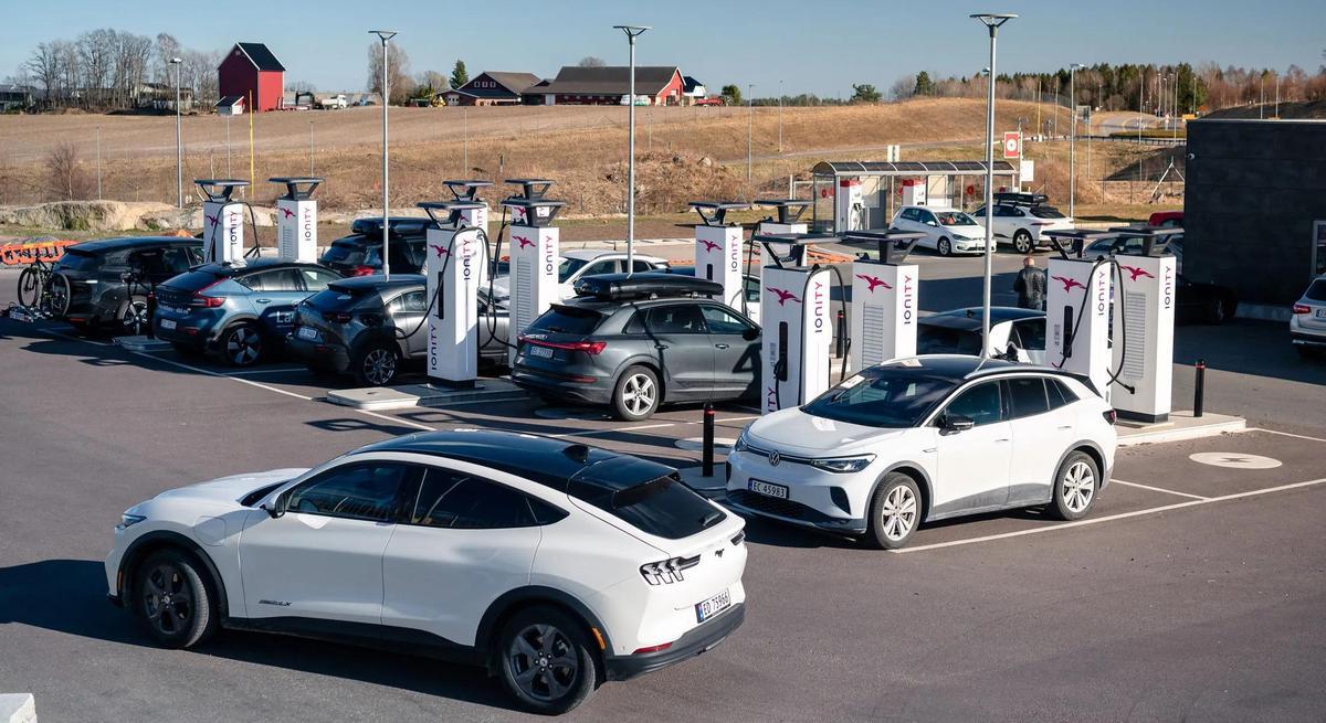 Coches eléctricos en una estación de repostaje en Noruega