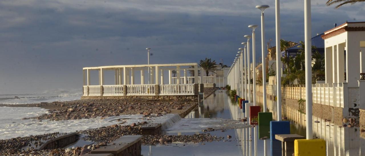 Los temporales de lluvia y mar tienen graves efectos sobre el litoral de la localidad.