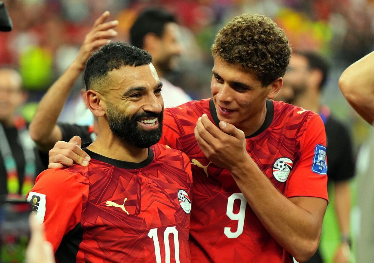 Hamza Abdelkarim felicita a Mohamed Salah por su gola  Australia durante el duelo que Egipto jugó en Dallas durante el Mundial.