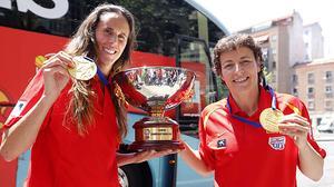 La selecció femenina de bàsquet arriba a Madrid amb el trofeu i agraeix a l’afició el seu suport.