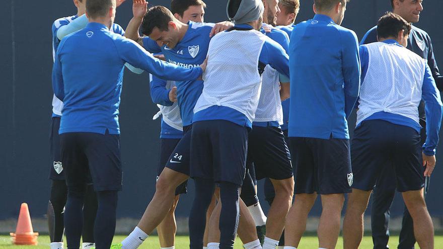 La plantilla del Málaga, ayer en el entrenamiento matinal en el Anexo.