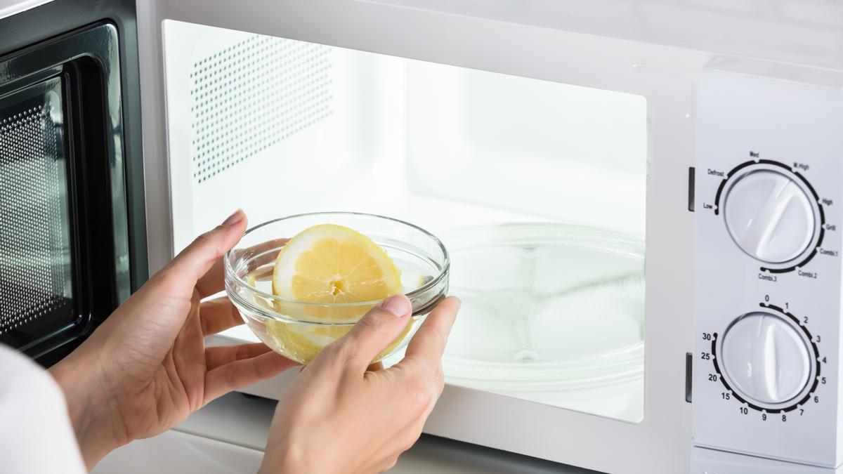 Así puedes usar el limón para limpiar el microondas.