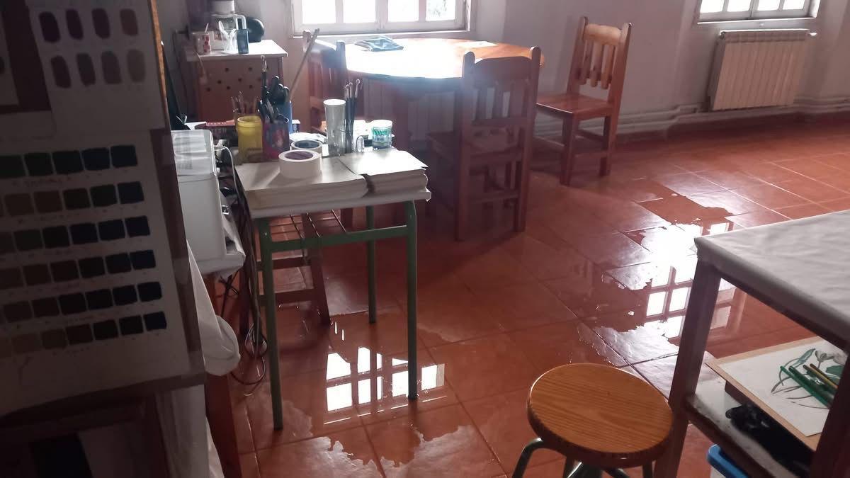 Una de las imágenes publicadas por el PSOE de Plasencia de goteras en la universidad popular.