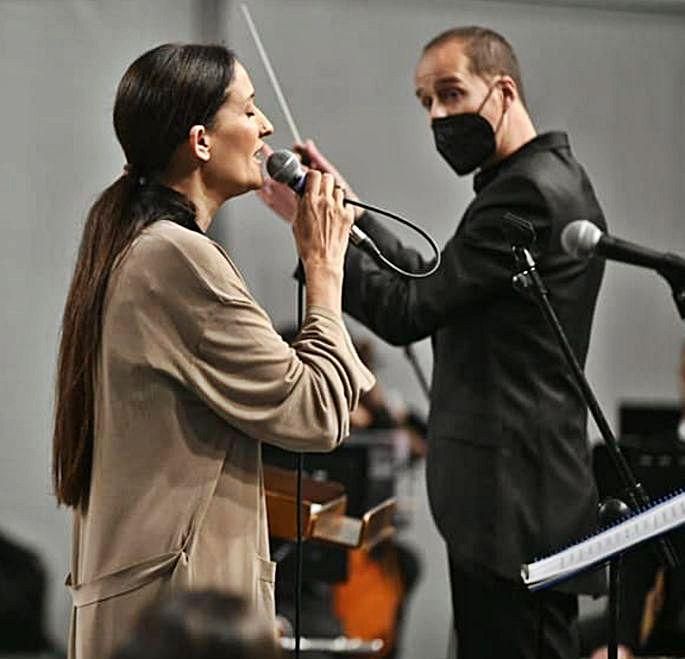 Espectáculo de Rosa Cedrón con la Banda de Lalín, anteayer.
