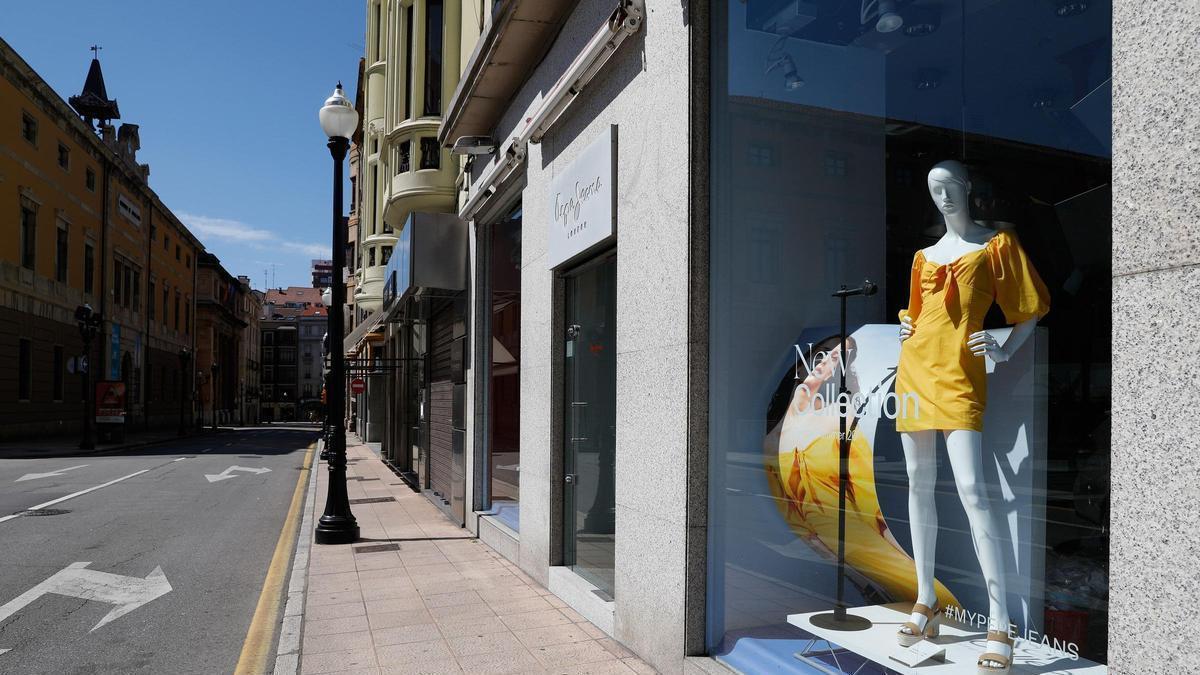 Tiendas en la plaza del Instituto.