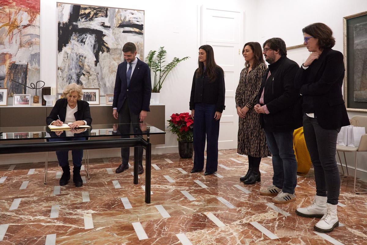 MANUELA CARMENA signa en el llibre d’honor de Gandia. L’acompanyen José Manuel Prieto, Balbina Sendra, Esther Sapena, Adrià Vila i Àngels Gregori.