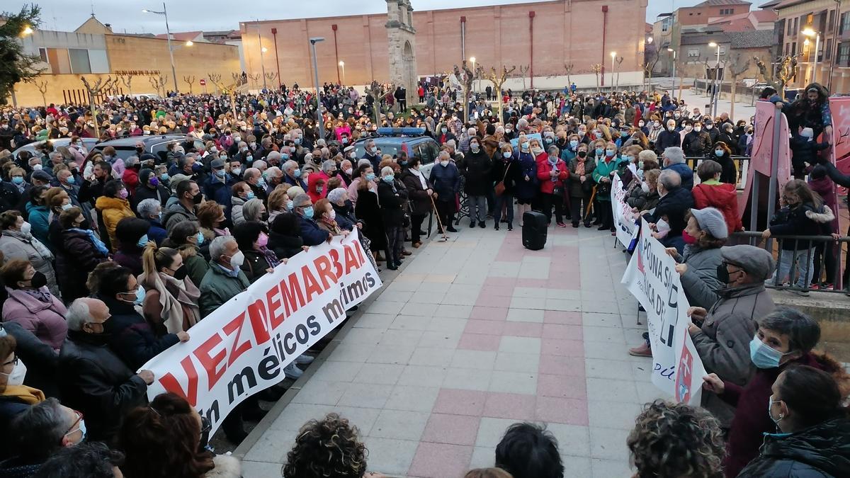 Vecinos de Toro y de pueblos del alfoz se concentran junto al centro de salud