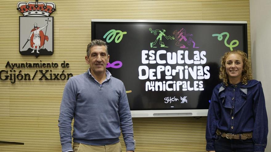 Jorge Pañeda y Vanesa Carvajal, directora de programas deportivos del Patronato Deportivo Municipal, ayer en la presentación del programa..