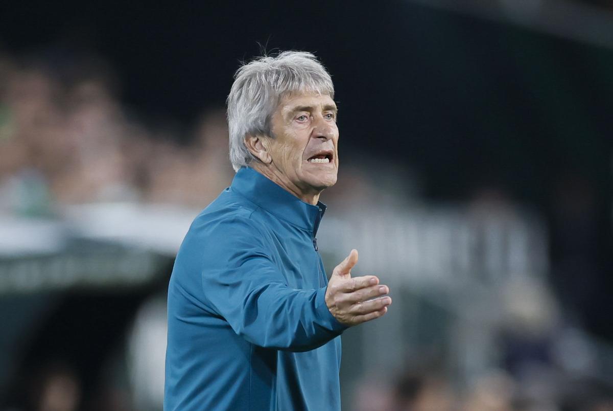 Manuel Pellegrini, durante el partido de LaLiga de fútbol que Real Betis y Sevilla FC disputan este domingo en el estadio de La Cartuja