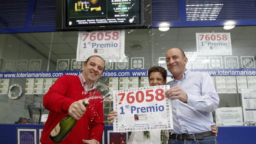 Los responsables de la adminstración numero 3 de Manises, Rada, Francisco y Amparo, celebran con cava el haber repartido una serie del 76058 ,el Gordo de Navidad. .