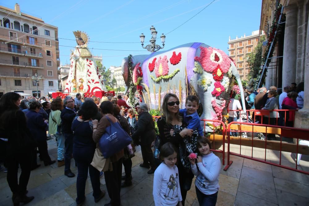 Miles de personas han acudido este lunes a visitar a la Virgen de los Desamparados