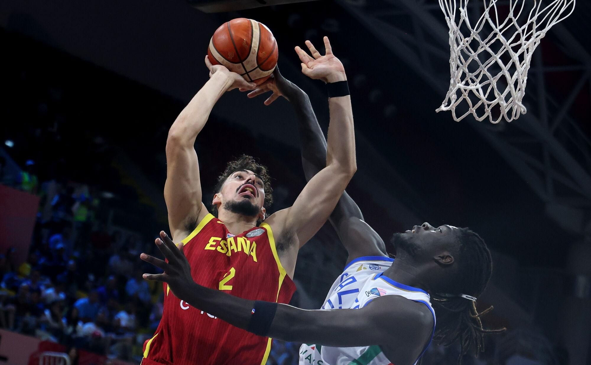 LIMASSOL (Cyprus), 02/09/2025.- Spain's Josep Puerto (L) in action against Italy's Mouhamet Diouf (R) during the FIBA EuroBasket 2025 group C basketball match between Italy and Spain in Limassol, Cyprus, 02 September 2025. (Baloncesto, Chipre, Italia, España) EFE/EPA/GEORGI LICOVSKI POLAND OUT. POLAND OUT