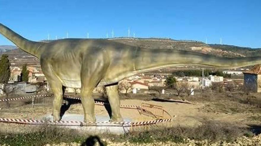 El «Losillasaurus» de ocho metros, instalado ya en Aras de los Olmos.