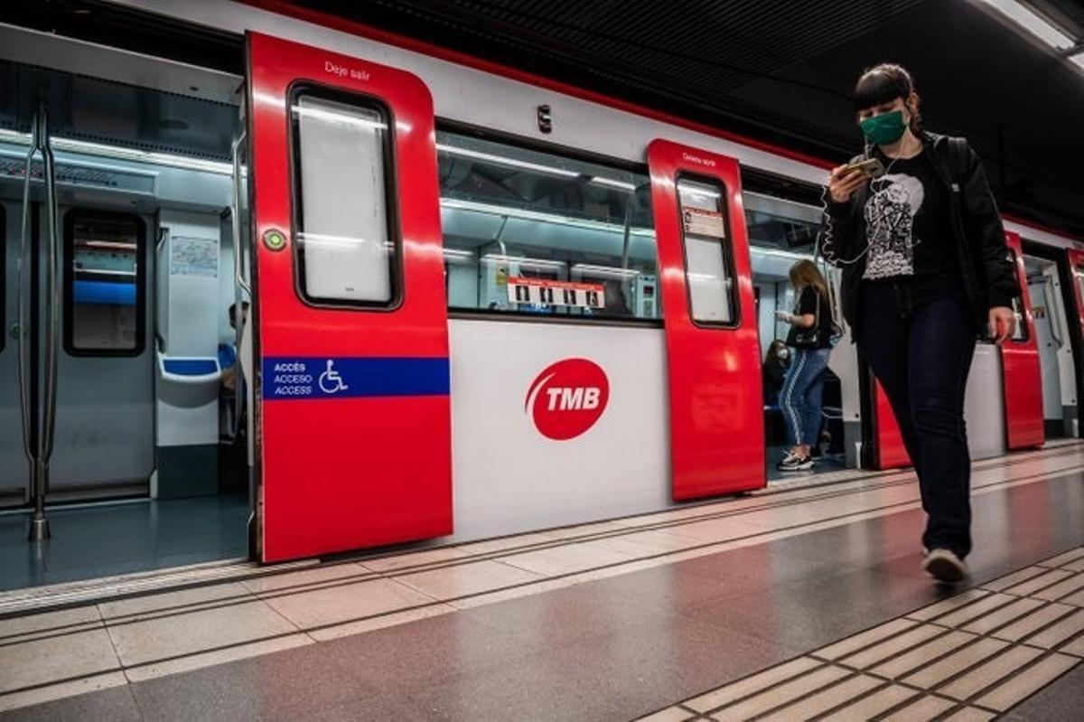 La queja de una lectora: "Obstáculos en la estación de Metro Santa Eulàlia"