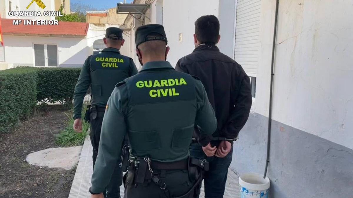 La Guardia Civil de San Vicente traslada al detenido.