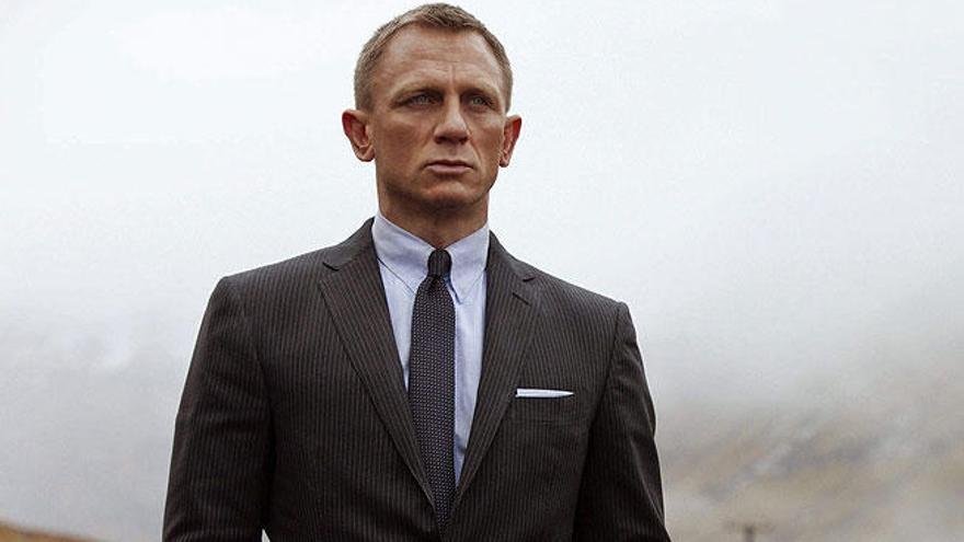 Daniel Craig, como James Bond.