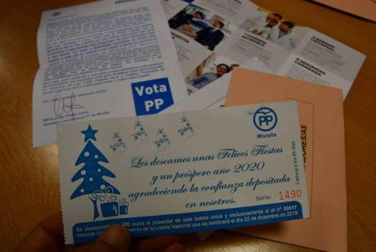 Sobre con papeletas del PP y la felicitación navideña con la lotería.