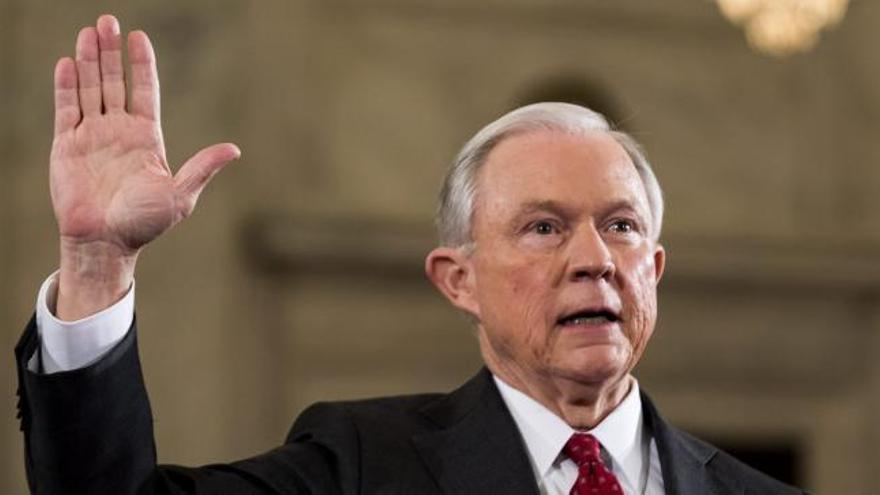 El Senado confirma a Jeff Sessions como fiscal general de Trump