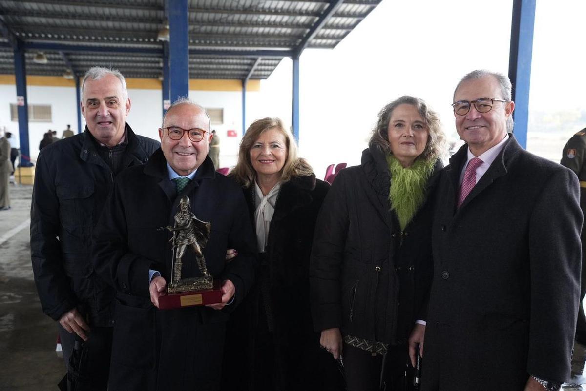 El presidente del Círculo de la Amistad, Pedro López, con el premio Guzmán el Bueno.