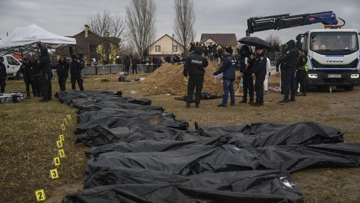 Cuerpos en bolsas negras de civiles asesinados en Bucha.