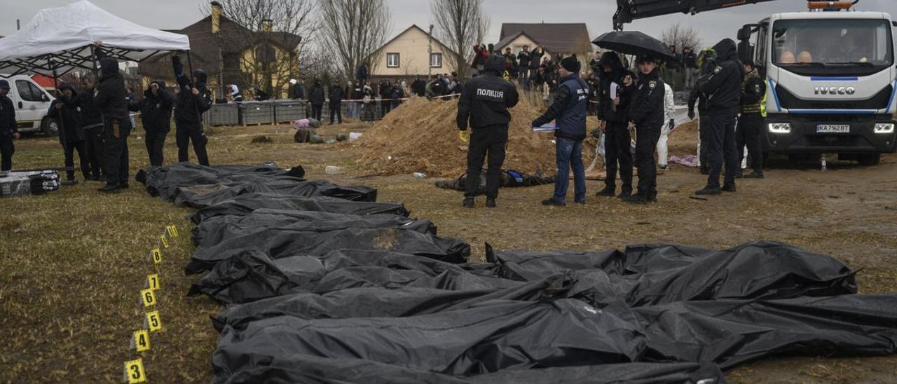 Cuerpos en bolsas negras de civiles asesinados en Bucha.