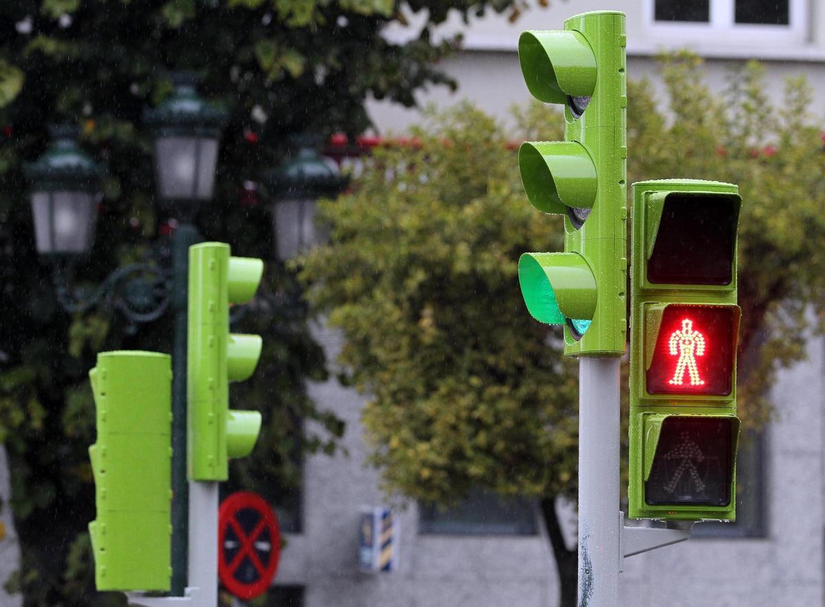 Los primeros semáforos verdes con visera se instalaron en 2010 en la Praza de América.
