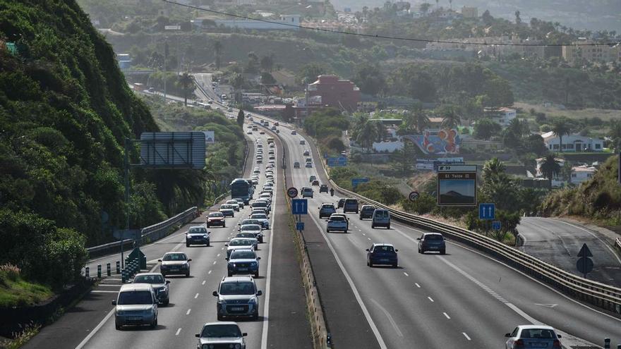 Un accidente de tráfico en la TF-5 genera grandes colas en dirección Santa Cruz