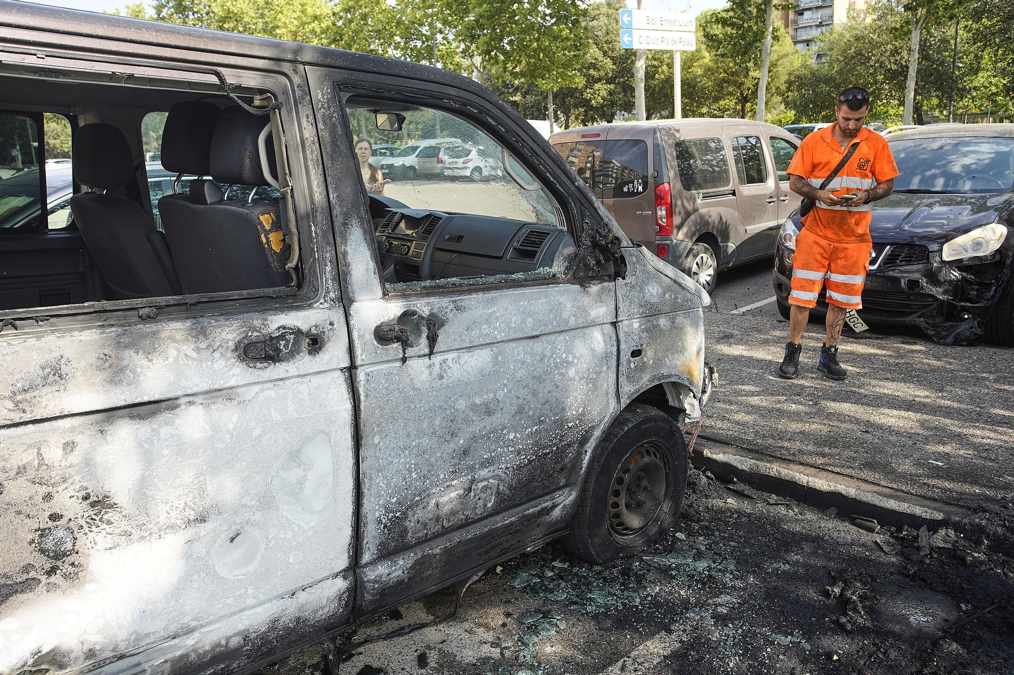 Incendi de vehicles al pàrquing del parc del Migdia